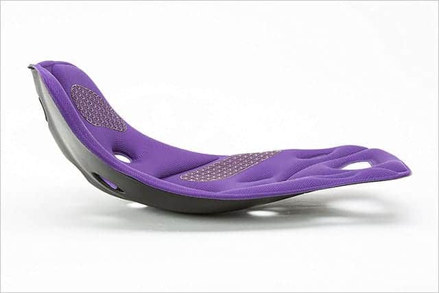 パイプ椅子でも腰痛対策できる『BackJoy(バックジョイ)』。腰への負担を軽減してくれる座面シート！