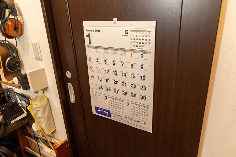 堅い木材のドアにカレンダーの取り付けが完了しました