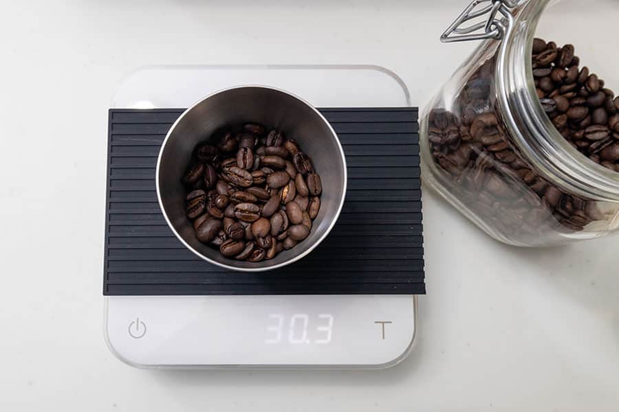 コーヒー豆を測る