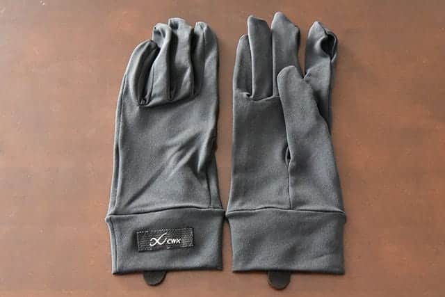 冬のジョギングに不可欠な手袋『CW-X ストレッチグローブ』。速乾