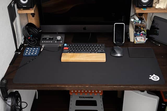 厚さ4mmでキーボードの静音性もアップ！机の上にスペースがあるなら買うべき巨大マウスパッドレビュー