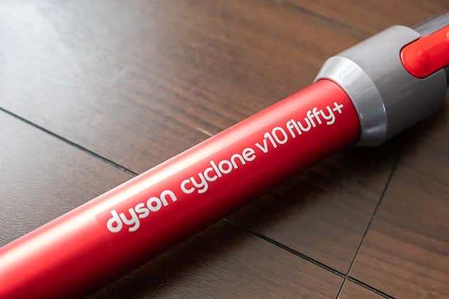 Dyson V10 fluffy+ カラーは赤でした