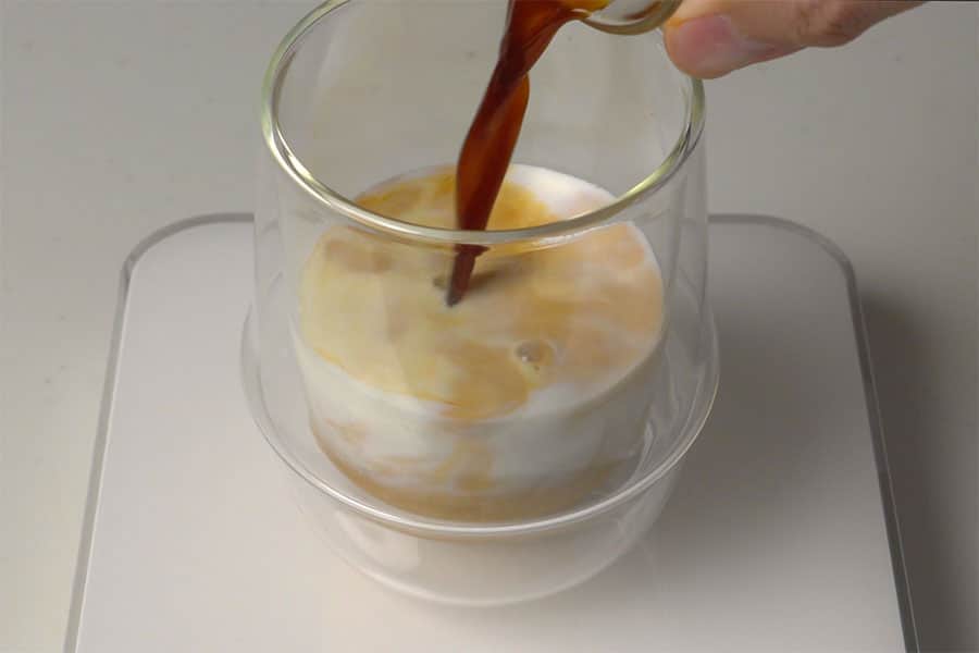 冷たいミルクを混ぜればアイスカフェラテの完成