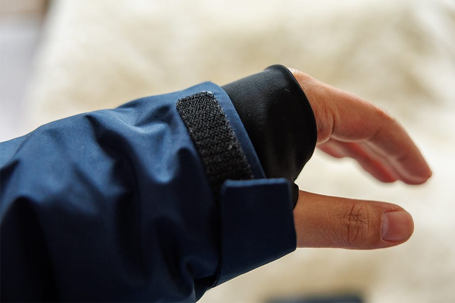 袖口には親指を通せる伸縮素材が使われてます