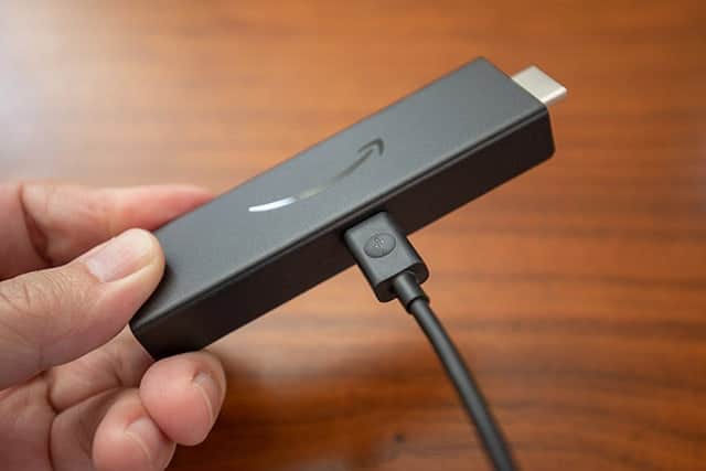 Fire TV Stick 4Kに電源用USBケーブルを接続する