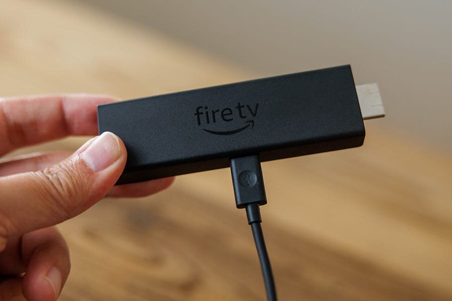 Fire TV Stick 4K Maxに電源用USBケーブルを接続する