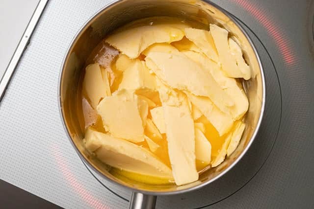 バターが徐々に溶けてくる