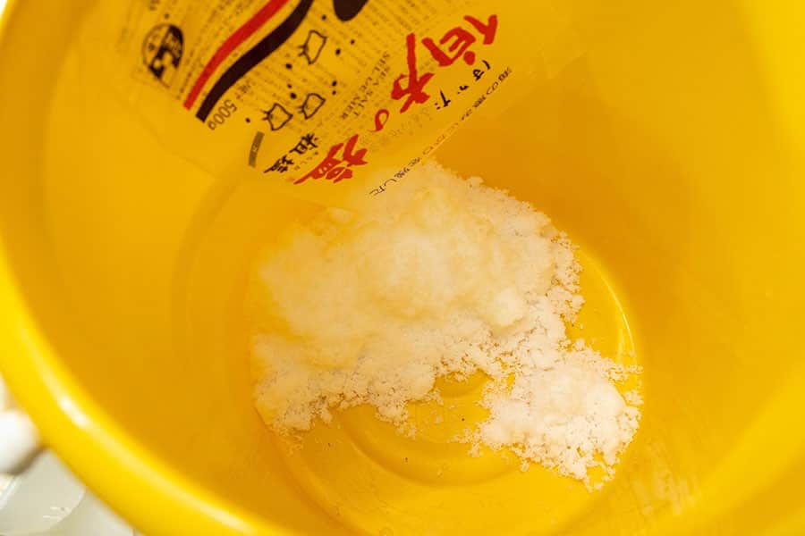 バケツに塩500gを入れてお湯で溶かす