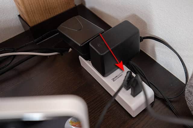 机の上にあるUSB端子付属の電源タップに接続
