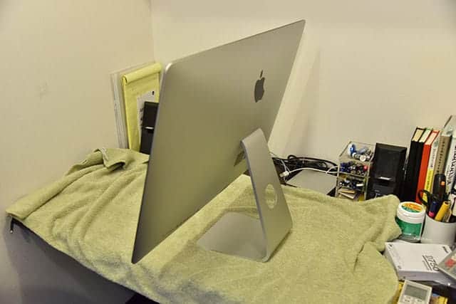 iMacに挿さっているケーブル類を全て外して布を敷きます