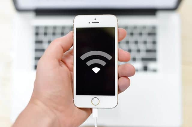 なんでわざわざ遅いWi-Fiにつなげるの？iPhoneの自動接続をアクセスポイントごとに設定する方法