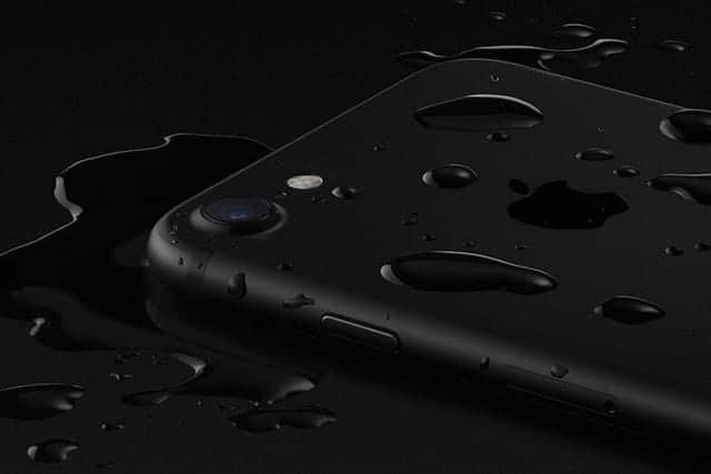 注意！iPhone 7 は液体による損傷は保証の対象外。お風呂で使うならジップロックはまだ必要。