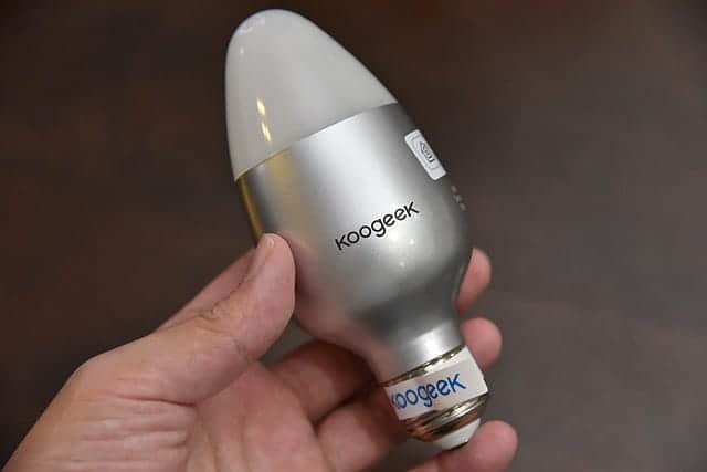 ヘイSiri 電気つけて！声で操作できるスマートLED電球『Koogeek』レビュー　E26口金、8W、1600万色対応