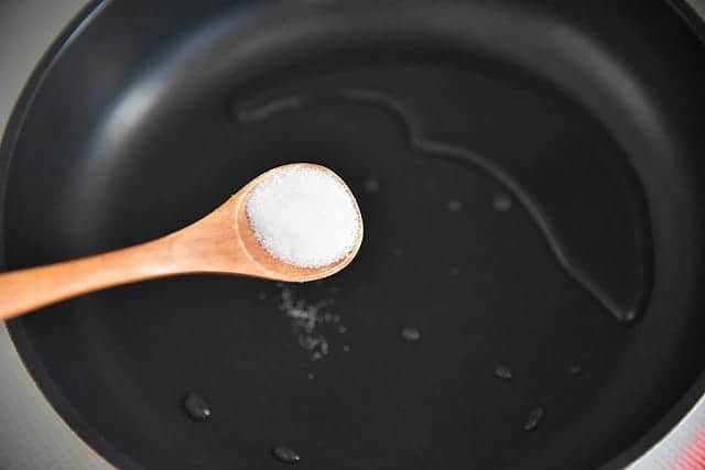 フライパンに水を入れスプーン1杯の塩を入れる
