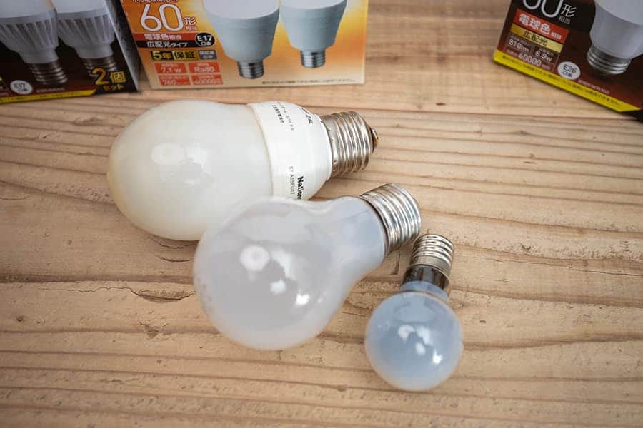交換した白熱電球と電球型蛍光灯