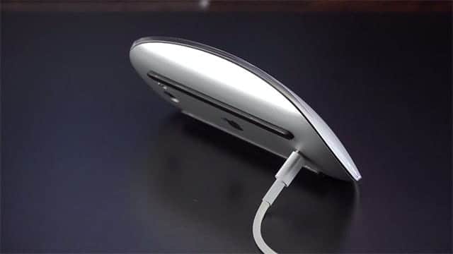 充電中のMagic Mouse 2