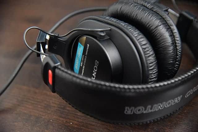 SONY MDR-7506 モニターヘッドホンイヤーパッドに亀裂あります