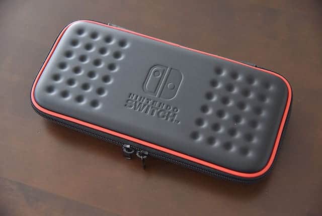 Nintendo Switch用ハードケース 赤いラインがいい感じ