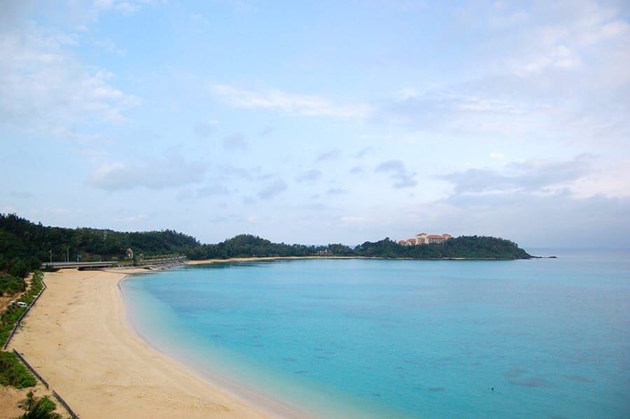 青い沖縄の海
