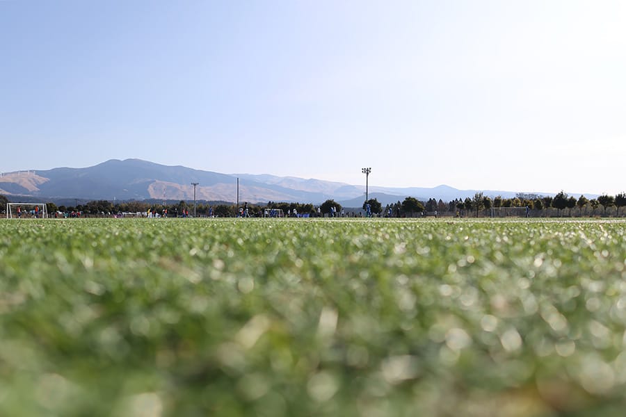 人工芝とサッカーと空