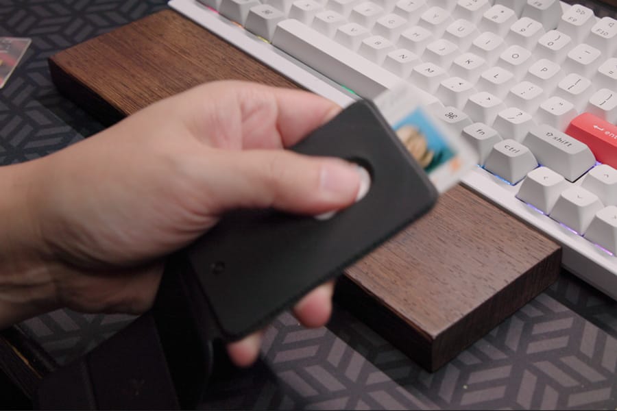 カードケースの背面にある穴に指を当てて押し上げるとカードが取り出しやすい