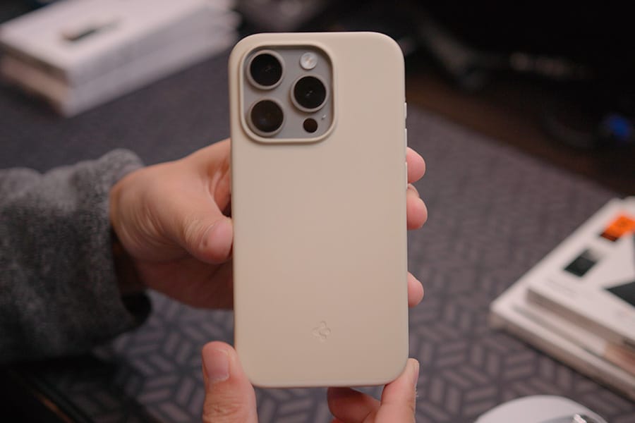 Spigen iPhone 15 Pro用ケース サラサラ＆MIL規格＆指紋擦り傷防止