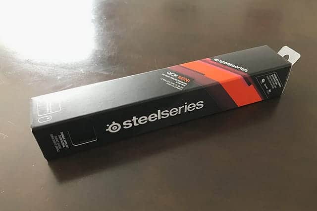 購入したSteelSeriesのマウスパッド　パッケージ