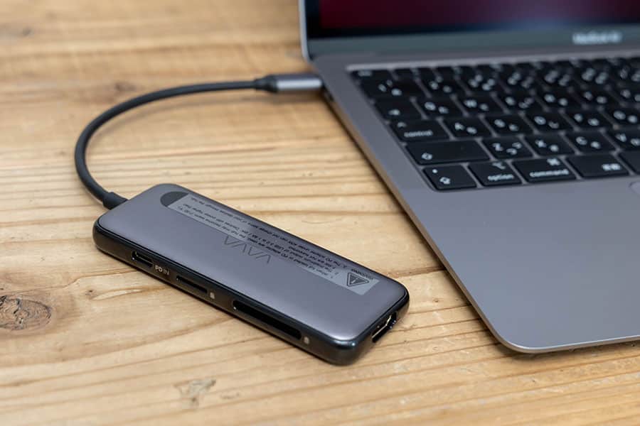 M1 MacBook Airに接続した多機能USB-Cハブ