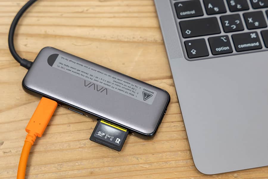 多機能USBハブにPD充電とSDカードを挿した写真