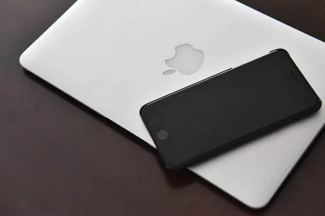 SIMロックを解除したiPhone 7 PlusとMacBook