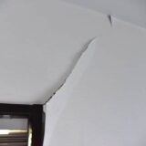 熊本地震でヒビが入った壁