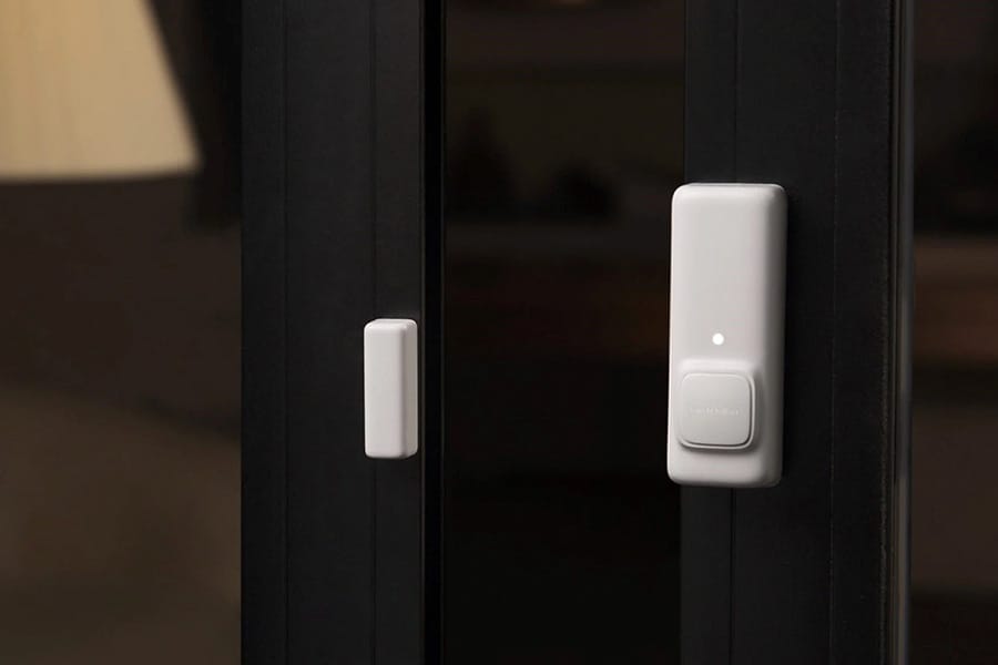 ドアや窓に貼るだけでドアや窓の開閉状況を検知できる開閉センサー