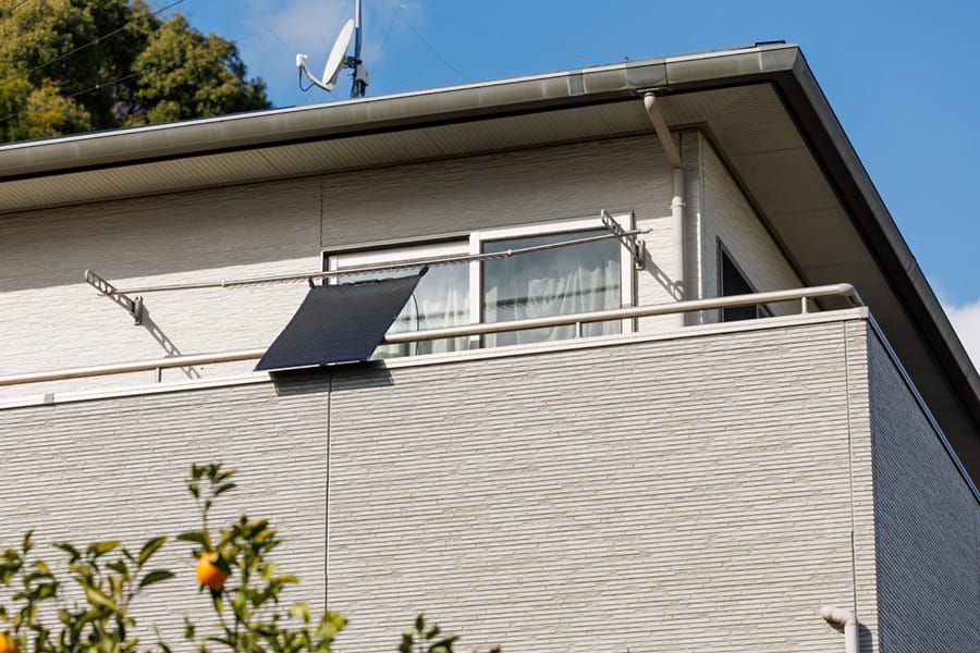 自宅に設置したALLPOWERSの軽量薄型ソーラーパネル