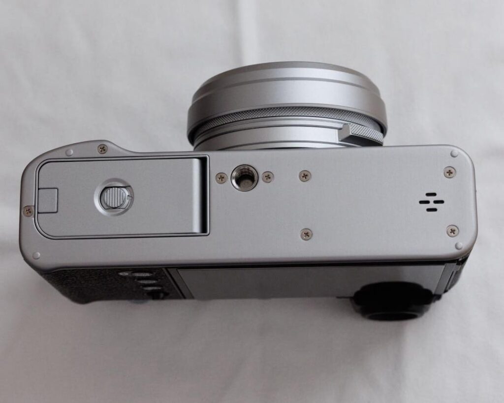 FUJIFILM X100VIの底面