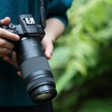 RF75-300mm F4-5.6 手に持っているところ