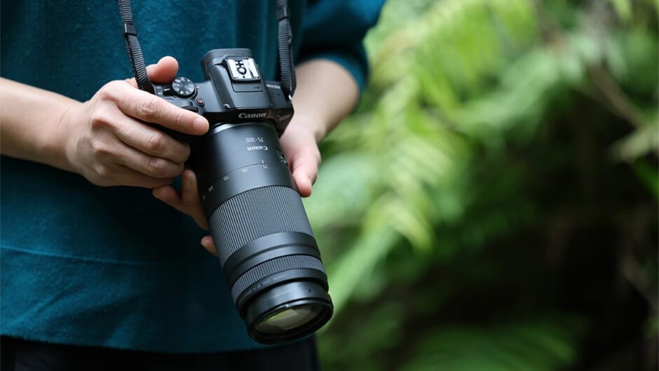 RF75-300mm F4-5.6 手に持っているところ